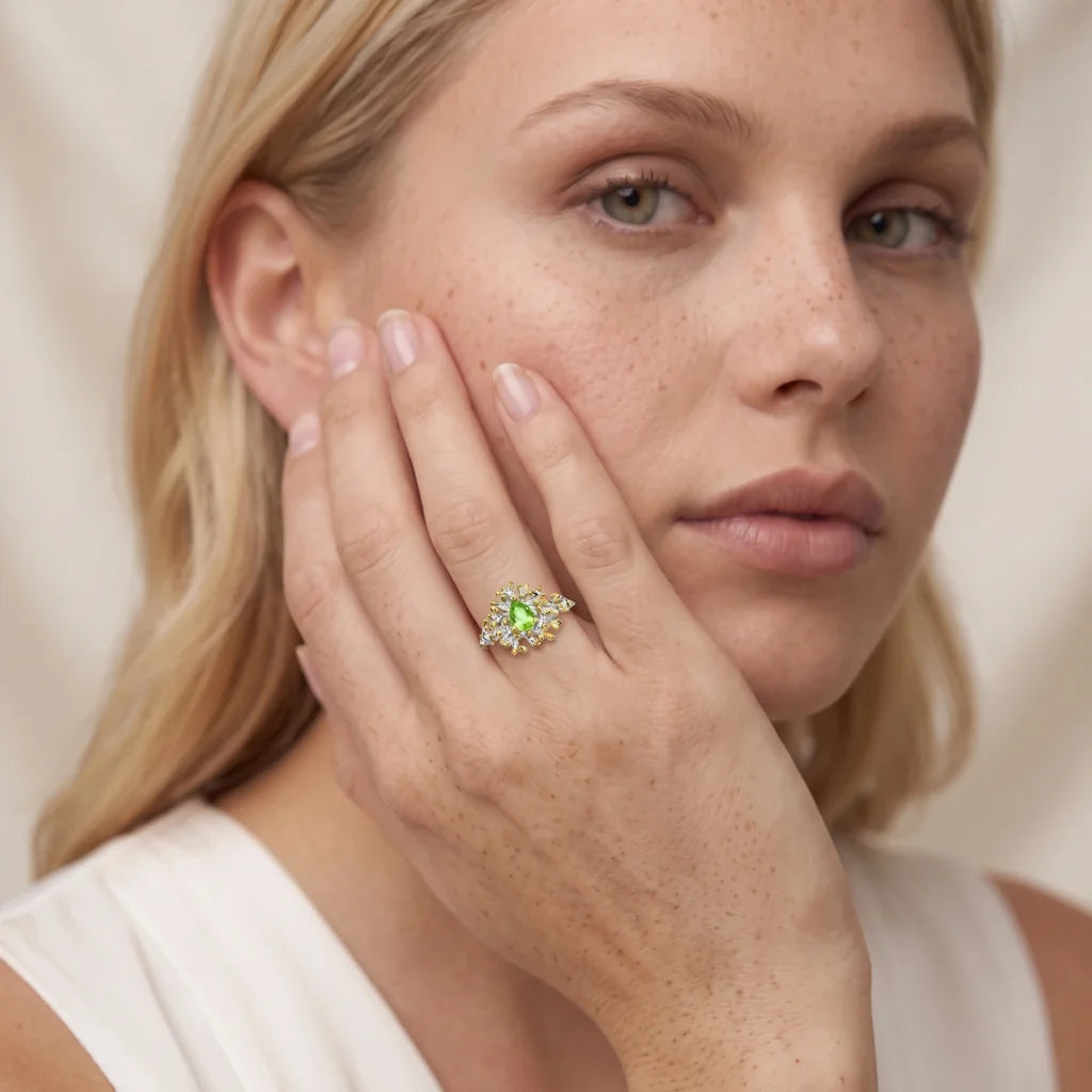 LIVIA REEF – Opulenter silberner Ring im botanischen Ast Design mit schwerer Vergoldung getragen an der Hand von René Rose Jewelry