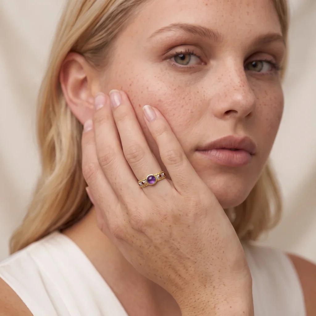 OANA VOLCANO – Opulenter silberner Ring im organischen Borken Design mit schwerer Vergoldung getragen an der Hand von René Rose Jewelry