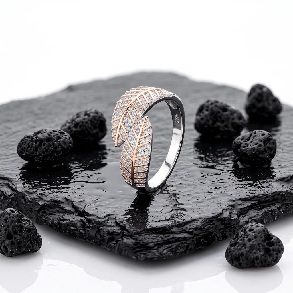 WILMA BLOSSOM – Breiter Blätter Ring im Bypass Design aus 925 Sterling Silber präsentiert auf schwarzem Lavastein von René Rose Jewelry