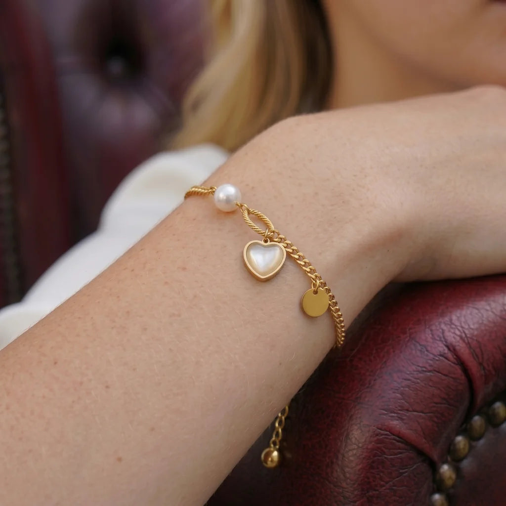 ANNIKA AMOUR – Elegantes goldenes Statement Armband mit echten Natursteinen getragen am Handgelenk von René Rose Jewelry