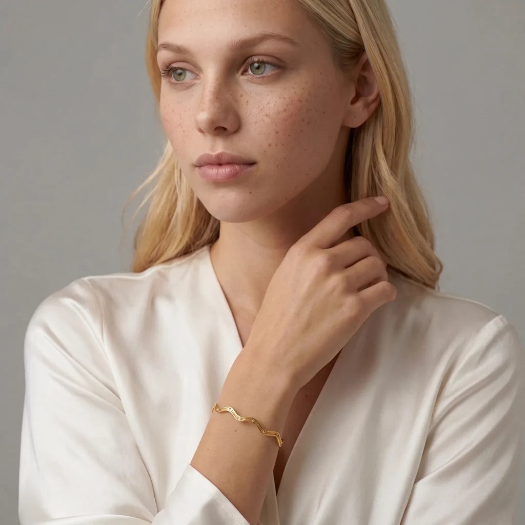 ULIA WAVE – goldenes Cuff Armband mit Sternen Gravur getragen am Handgelenk von René Rose Jewelry