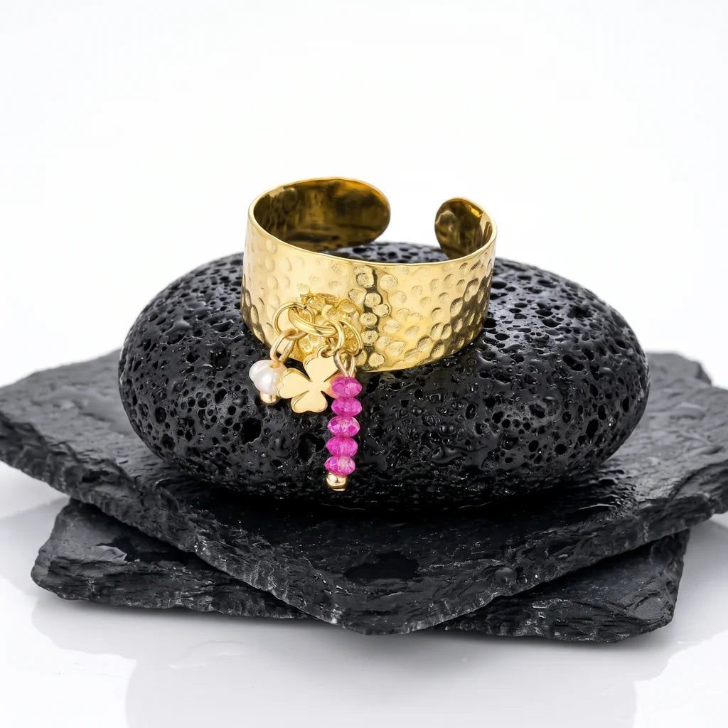 DORA CHARM – Exklusive Halskette aus wasserfestem 316L Edelstahl präsentiert auf schwarzem Lavastein von René Rose Jewelry
