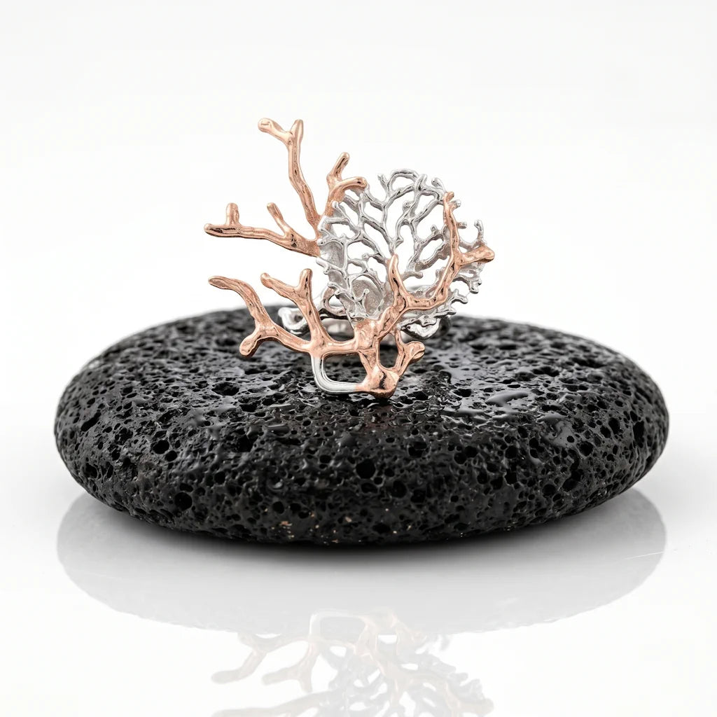 KOKO REEF – Breiter Bicolor Statement Ring aus 925 Sterling Silber präsentiert auf schwarzem Lavastein von René Rose Jewelry