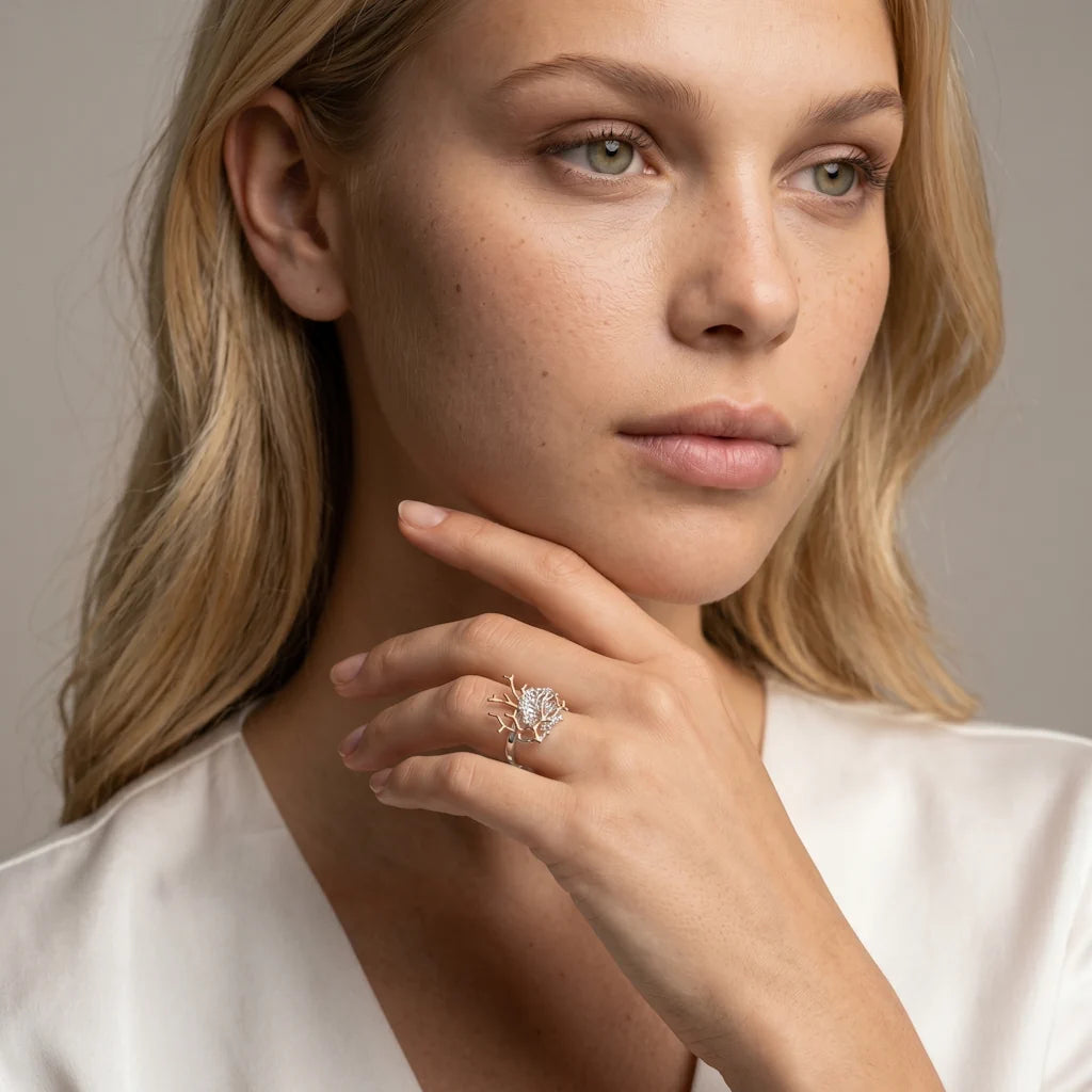 KOKO REEF – Ausgefallener Ring in Roségold und Silber getragen an der Hand von René Rose Jewelry