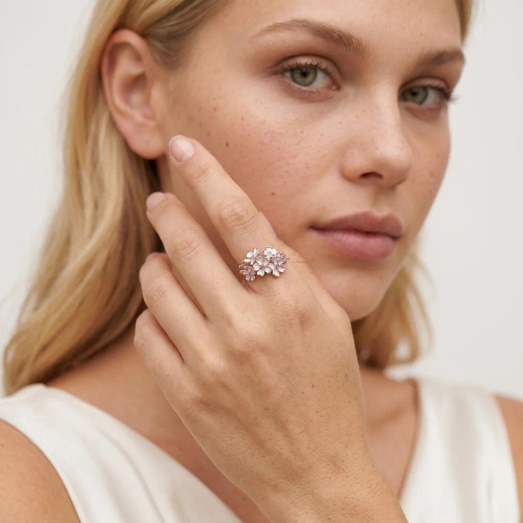 MINA BLOSSOM – Opulenter silberner Ring im floralen Blüten Design mit farbigem Stein getragen an der Hand von René Rose Jewelry