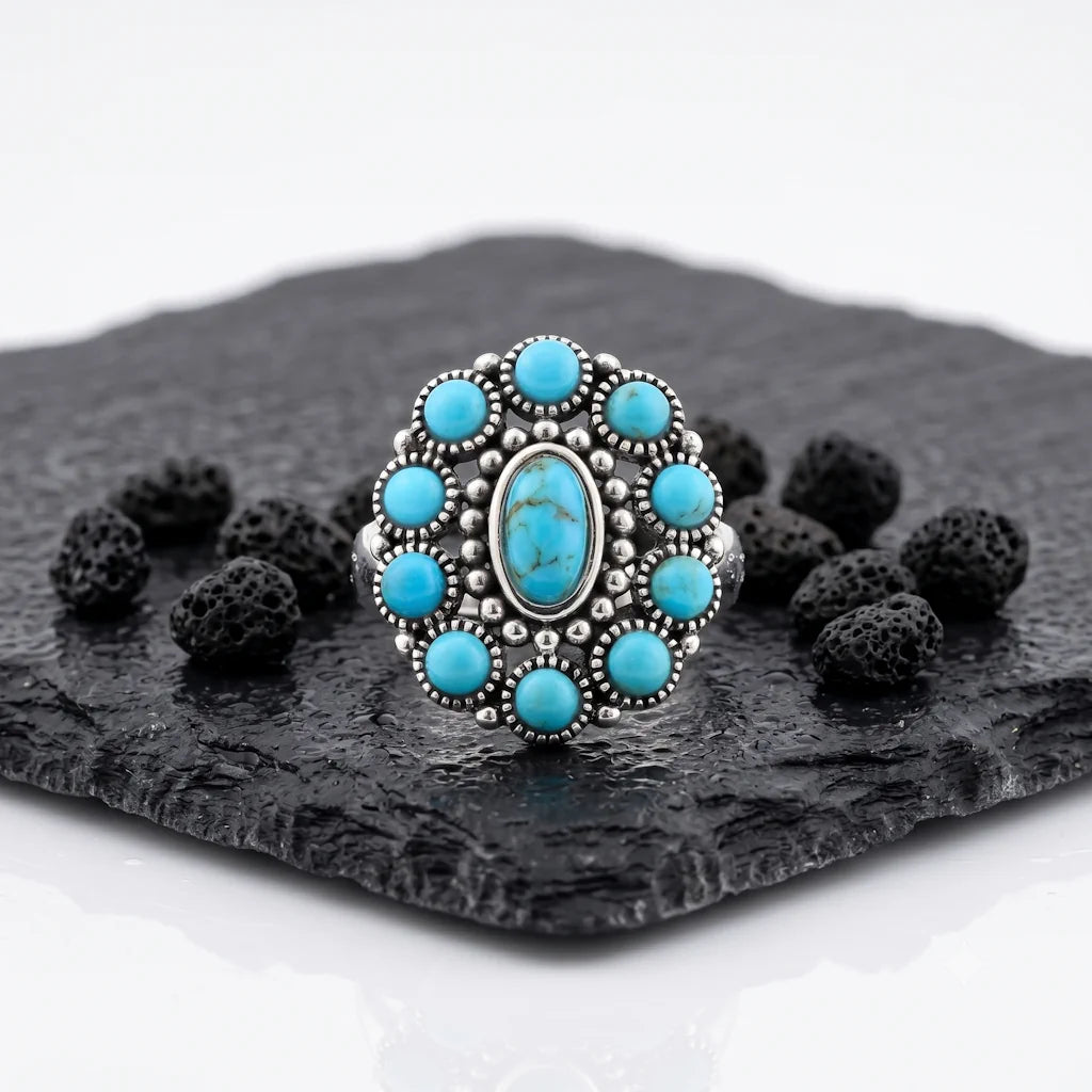 NAHIMANA TURQUOISE – Exklusiver Türkis Ring aus 925 Sterling Silber präsentiert auf schwarzem Lavastein von René Rose Jewelry