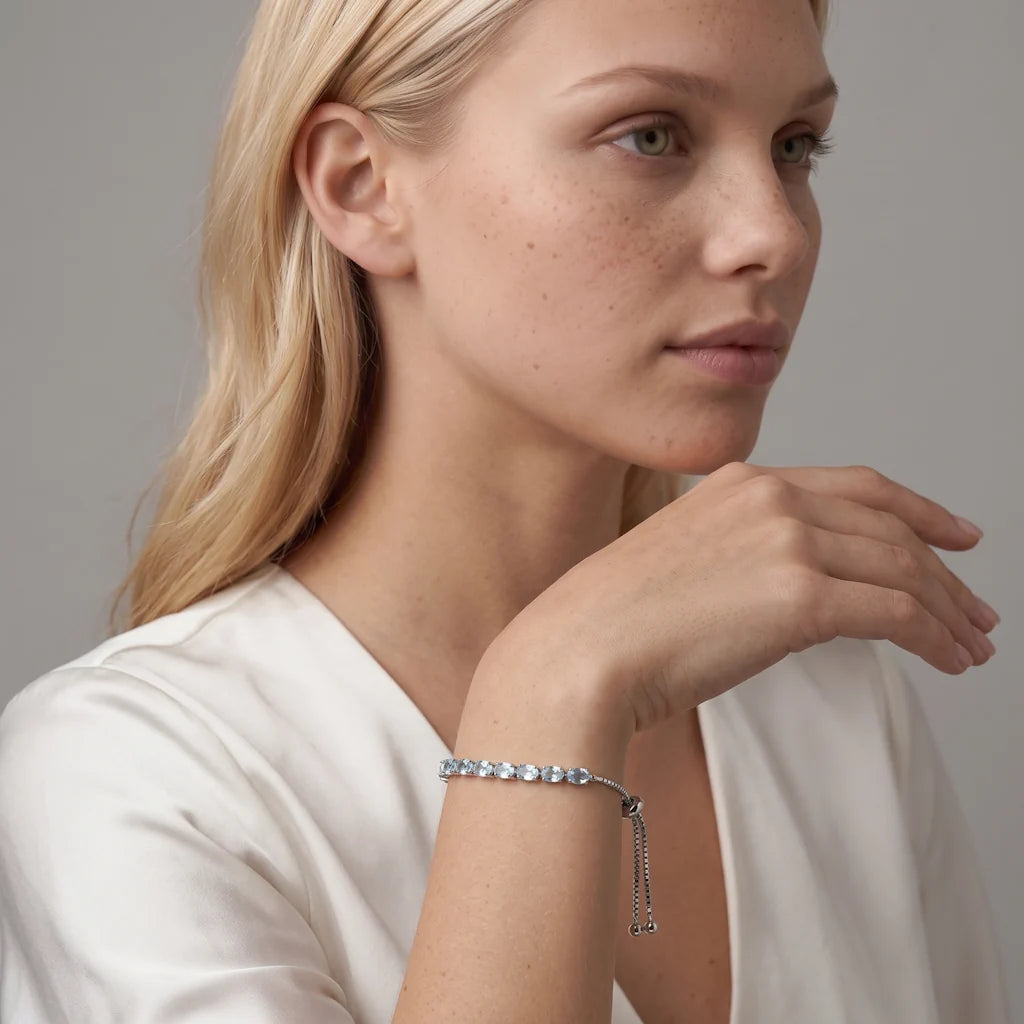 ISHANI TOPAZ – Elegantes silbernes Slider Armband im klassischen Tennis Design getragen am Handgelenk von René Rose Jewelry