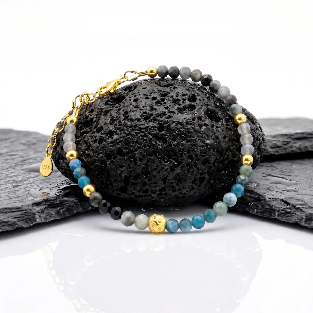 MARGRETHE MYSTIC – Exklusives Edelstein Armband aus 18k vergoldetem 925 Sterling Silber präsentiert auf schwarzem Lavastein von René Rose Jewelry