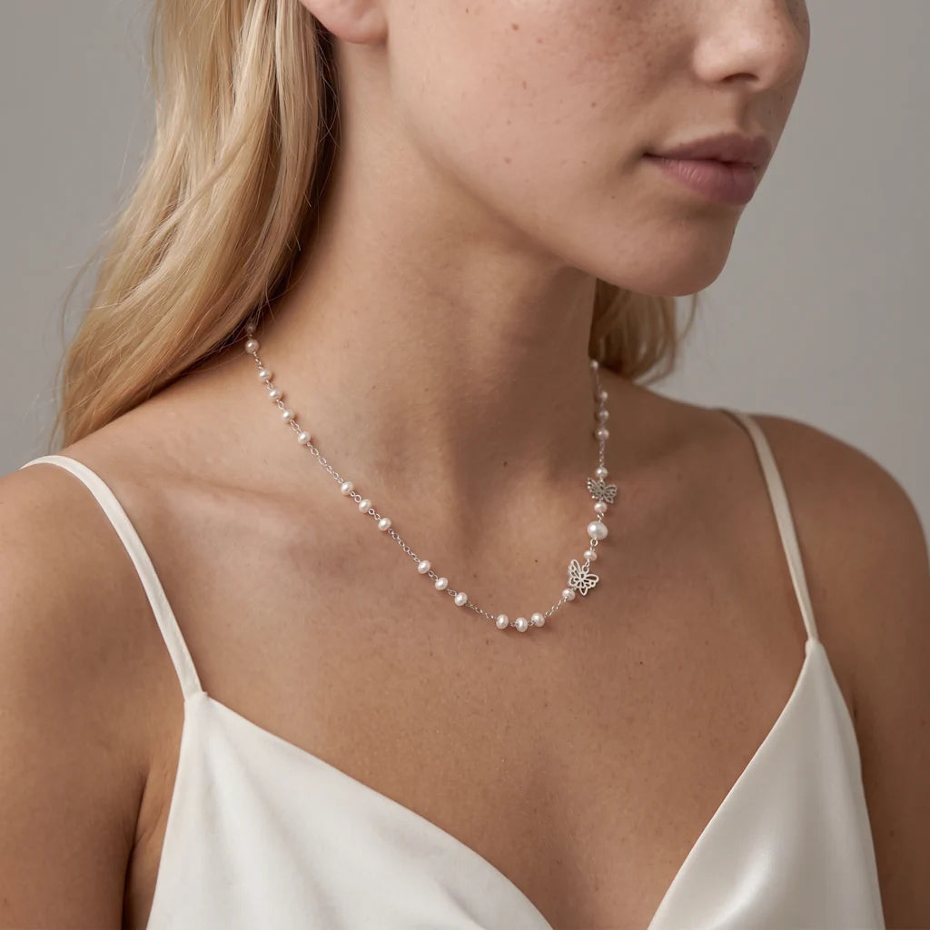 PAPILLON ASYMMÉTRIE – Großes silbernes Statement Collier im asymmetrischen Perlen Design getragen am Dekolleté von René Rose Jewelry