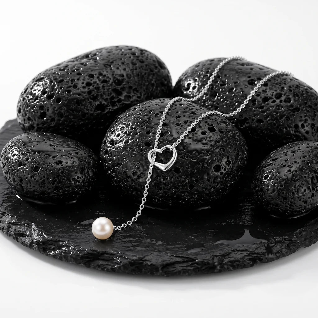 ANNIKA AMOUR PERLA – Filigrane Y Kette mit Herz und echter Süßwasserperle aus 925 Sterling Silber präsentiert auf schwarzem Lavastein von René Rose Jewelry