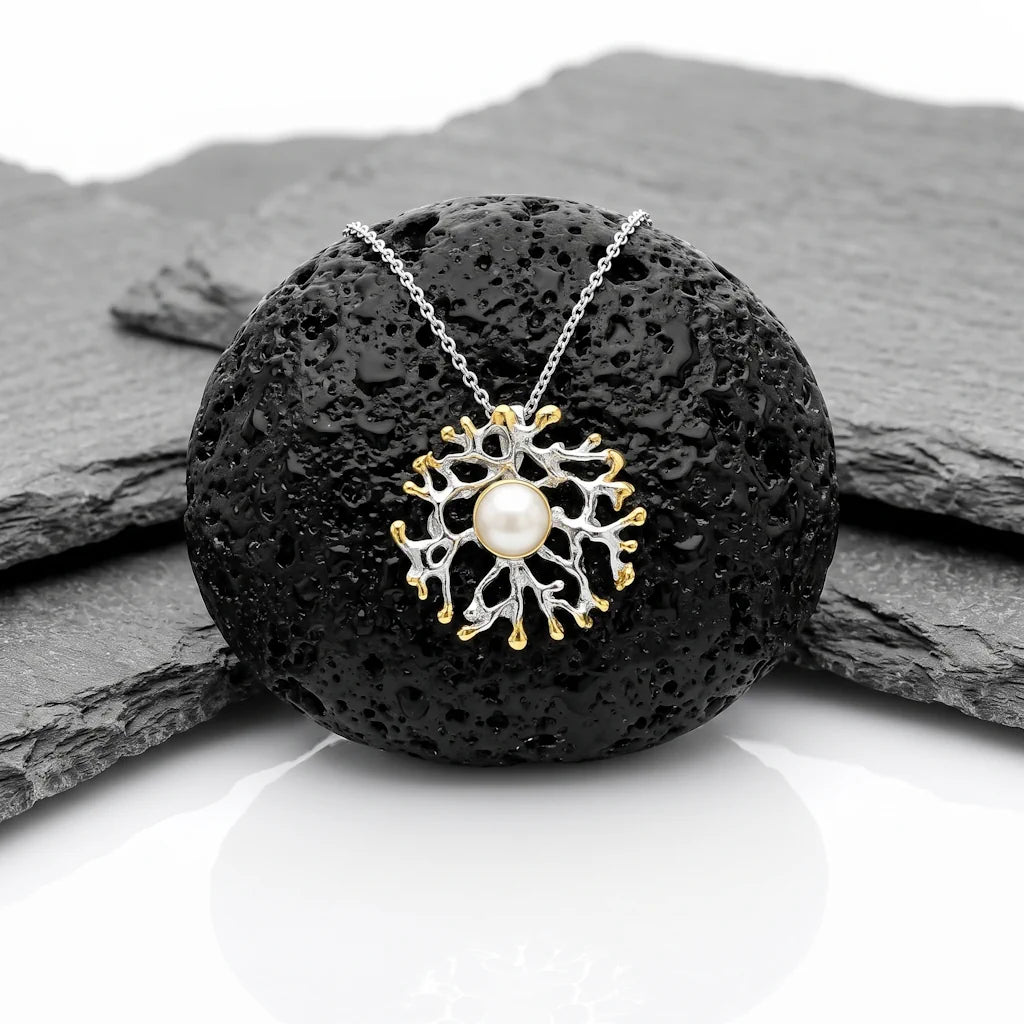 Maritimes Collier OCEAN ODYSSEY von René Rose Jewelry inszeniert auf einem schwarzen Lavastein.