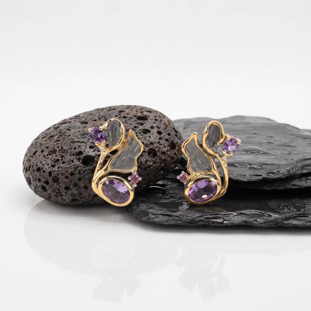 René Rose Jewelry Ohrstecker aus 925 Sterling Silber mit violettem Amethyst, schwarzem Rhodium und 22 Karat Gelbgold-Vergoldung auf Lavastein mit Schieferplatten