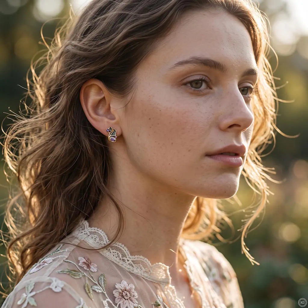 René Rose Jewelry Luxus Ohrstecker mit Amethyst aus 925 Sterling Silber, schwarz rhodiniert und 22 Karat gelbgold-vergoldet, am Model getragen