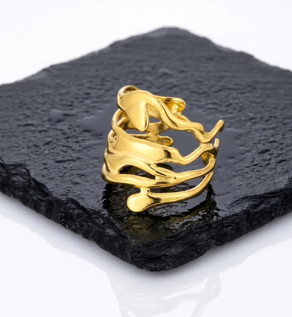 Sierra – Schlichter minimalistischer Ring aus wasserfestem 316L Edelstahl präsentiert auf dunkler Schieferplatte von René Rose Jewelry