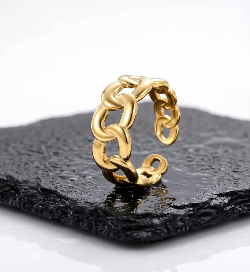 Lola – Zeitloser klassischer Ring aus wasserfestem 316L Edelstahl präsentiert auf dunkler Schieferplatte von René Rose Jewelry