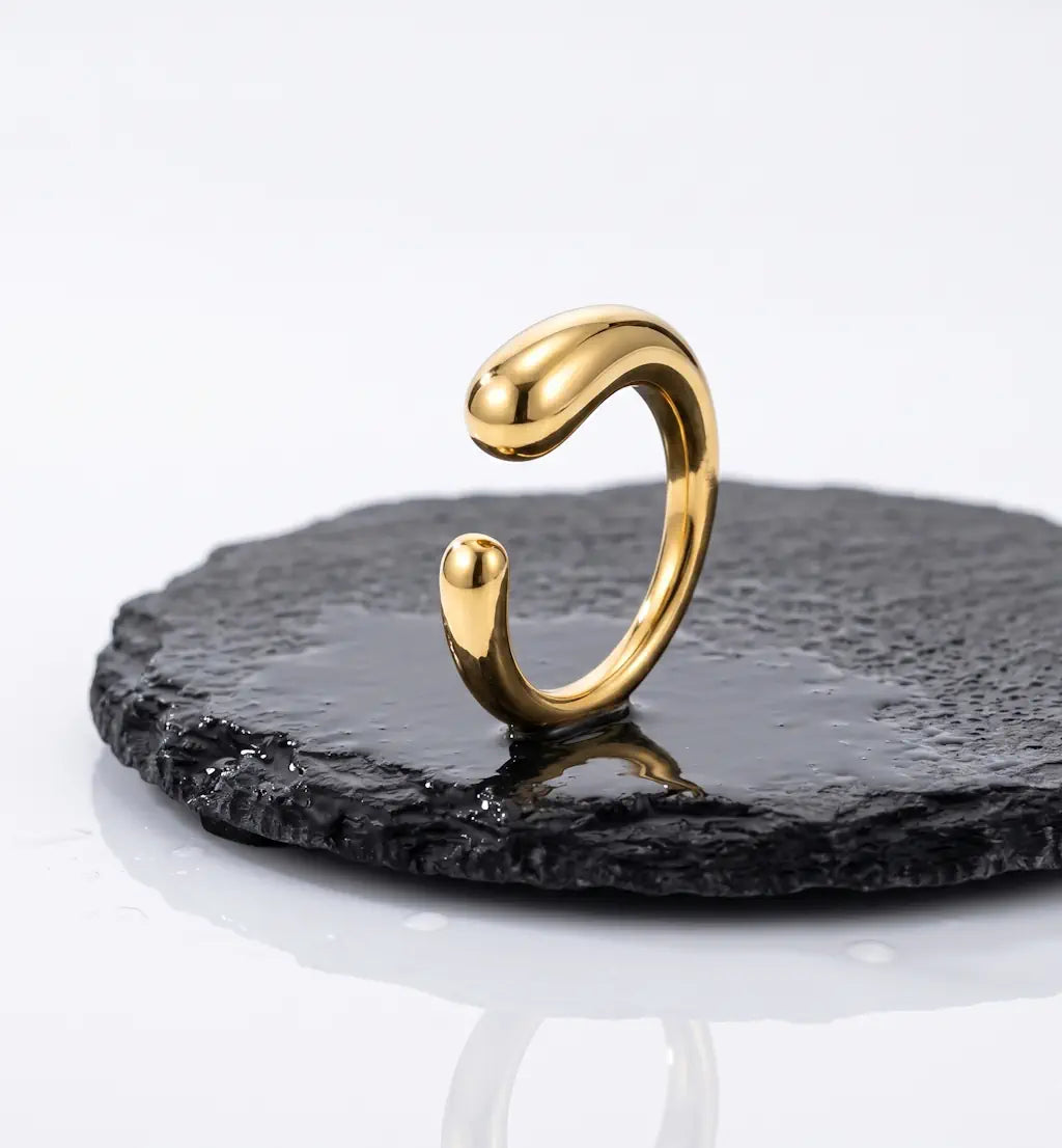 Valentina – Eleganter zeitloser Ring aus wasserfestem 316L Edelstahl präsentiert auf dunkler Schieferplatte von René Rose Jewelry
