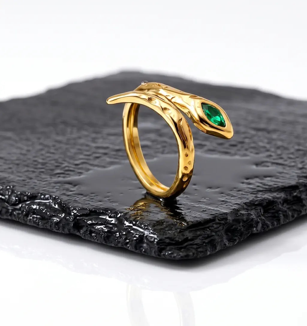 Aurora – Exklusiver Schlangen Ring aus wasserfestem 316L Edelstahl präsentiert auf dunkler Schieferplatte von René Rose Jewelry
