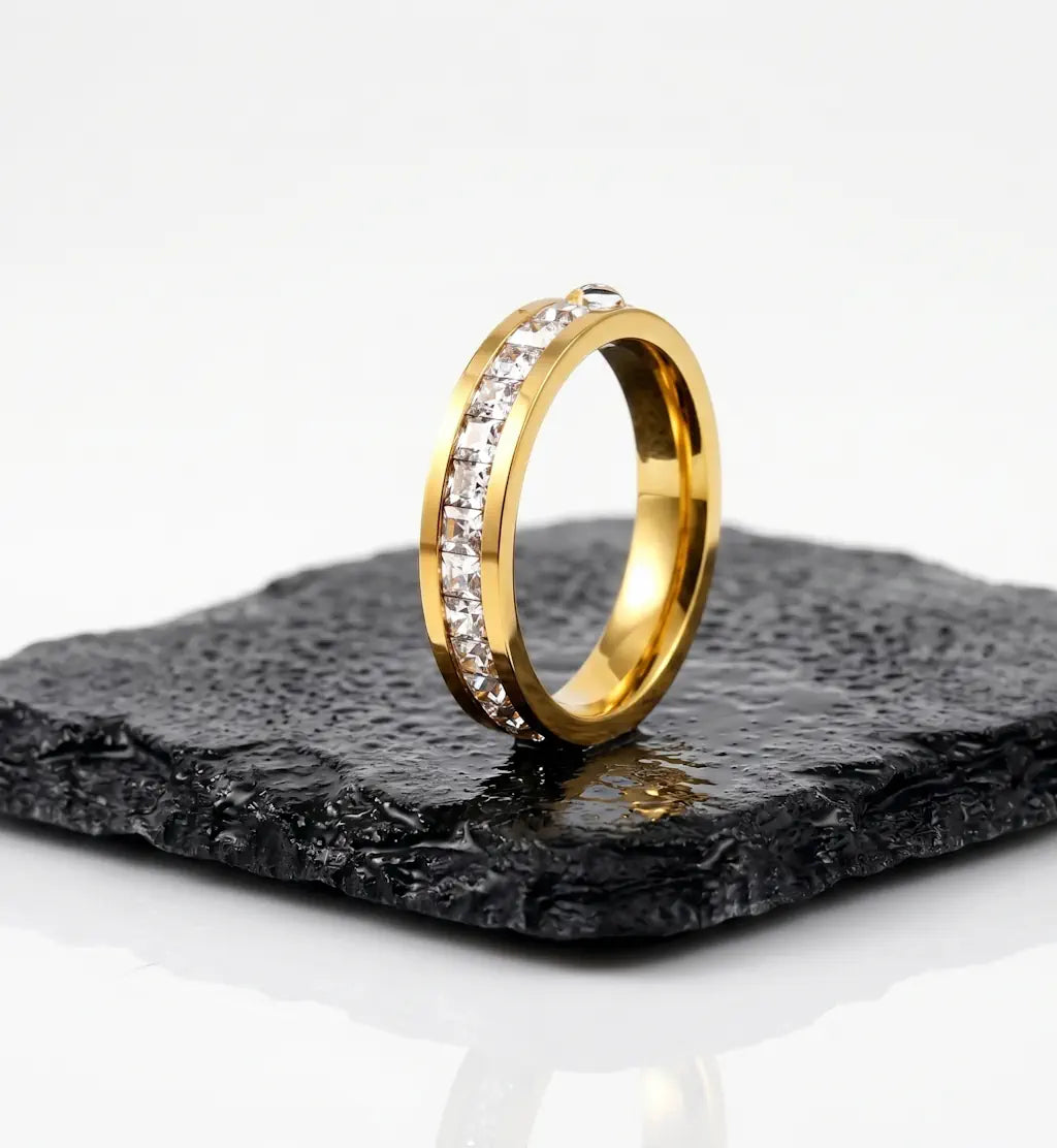 Jade – Schlichter minimalistischer Ring aus wasserfestem 316L Edelstahl präsentiert auf dunkler Schieferplatte von René Rose Jewelry