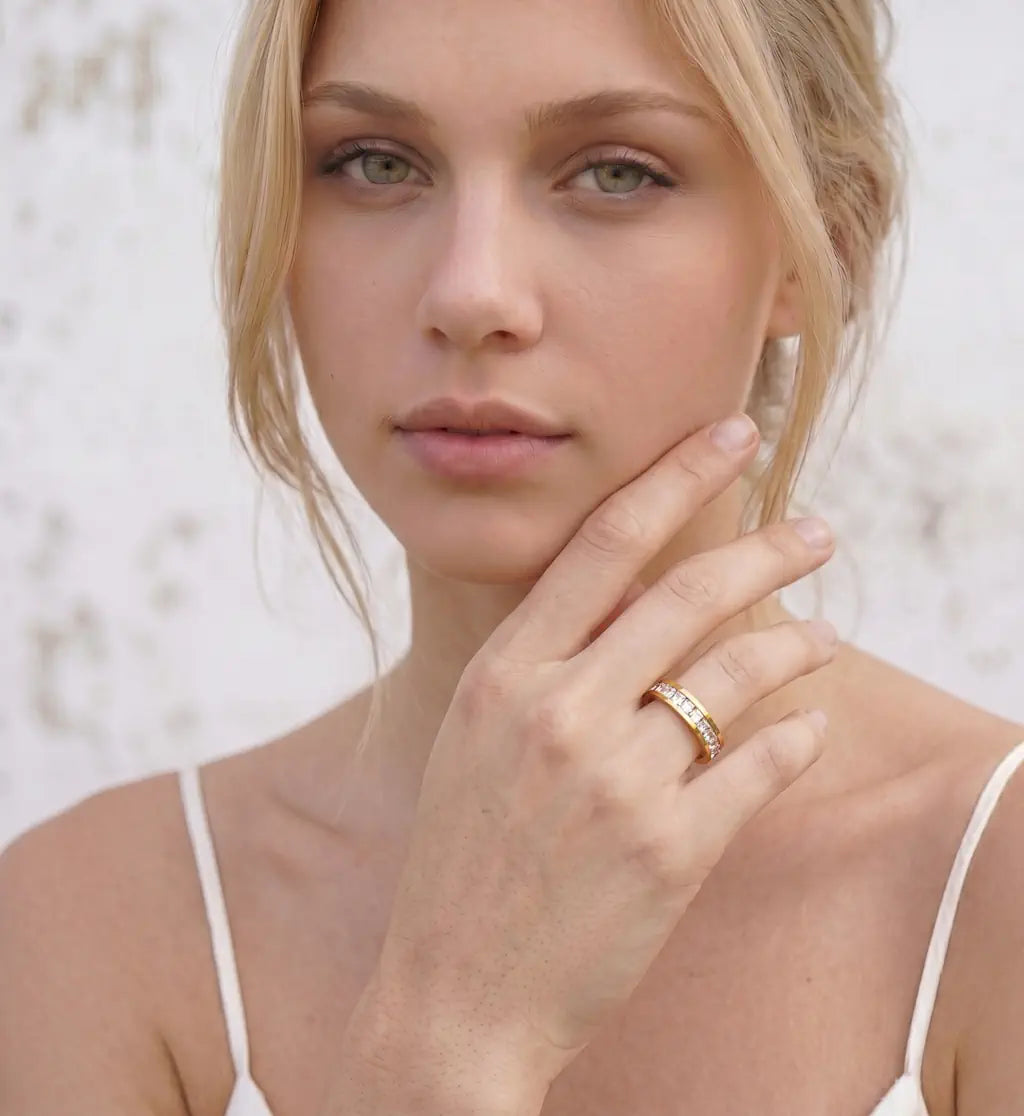 Jade – Eleganter goldener Damenring mit 18k Vergoldung getragen an der Hand von René Rose Jewelry