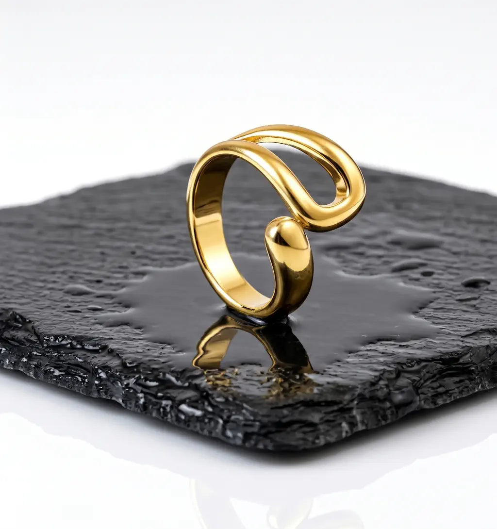 Léa – Eleganter minimalistischer Ring aus wasserfestem 316L Edelstahl präsentiert auf dunkler Schieferplatte von René Rose Jewelry