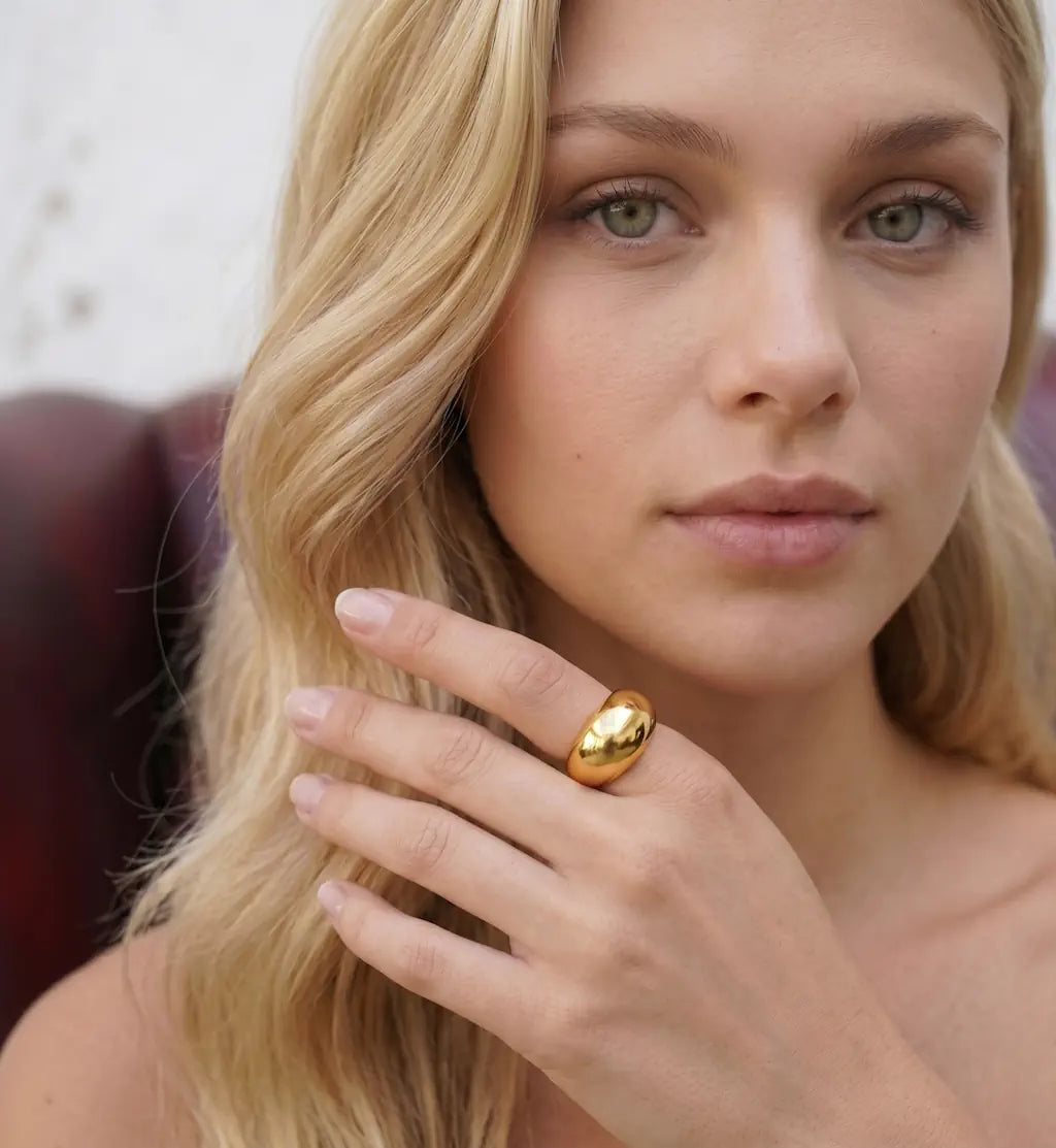 Luisa – Goldener Ring mit 18k Vergoldung getragen an der Hand von René Rose Jewelry