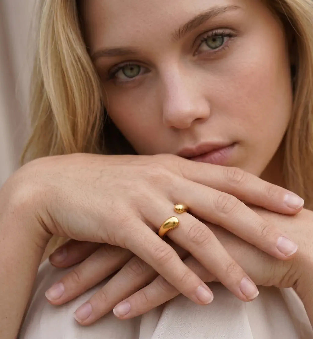 Valentina – Schlichter goldener Damenring mit 18k Vergoldung getragen an der Hand von René Rose Jewelry