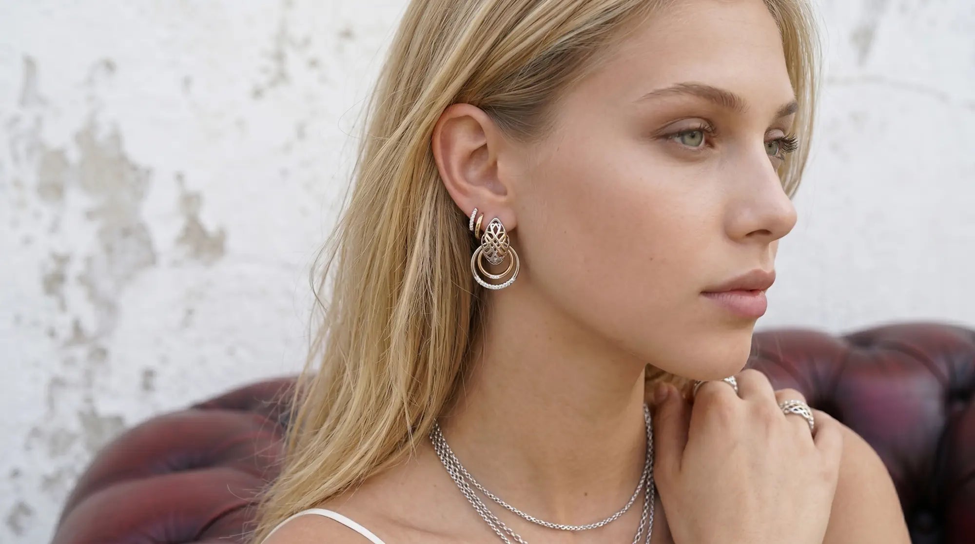 Elegantes Ear-Candy-Styling mit großen, gemusterten Bicolor-Ohrhängern und funkelnden kleinen Creolen von René Rose Jewelry.