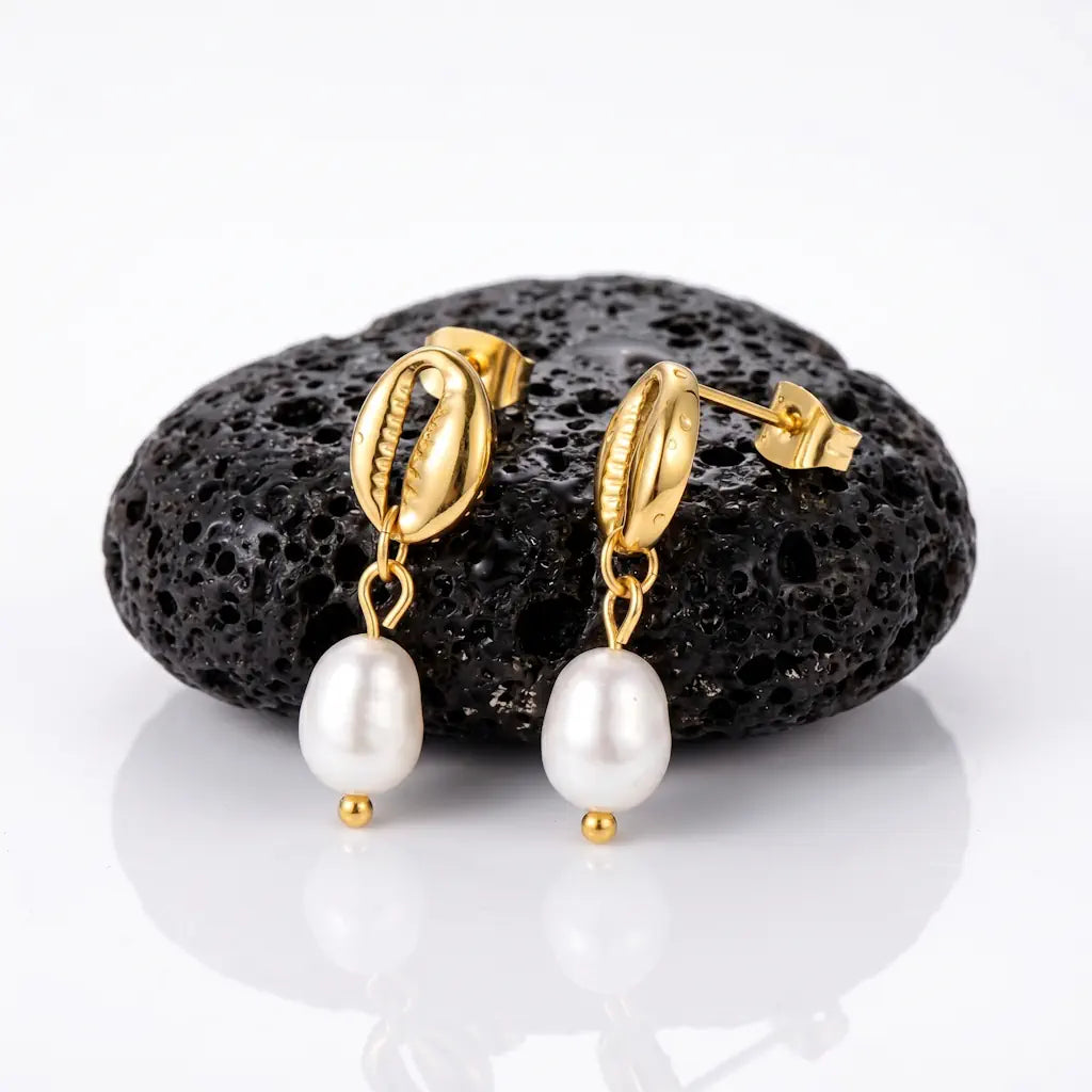ESPRESSO EDEN – Goldene Kaffeebohnen Ohrringe mit echter Süßwasserperle aus 316L Edelstahl präsentiert auf dunkler Schieferplatte von René Rose Jewelry