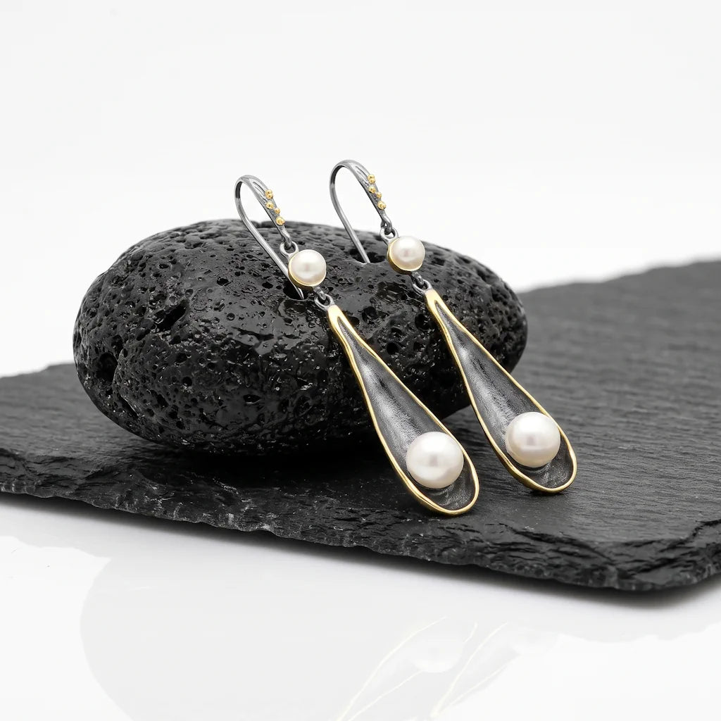 REGINA TENEBRA – Lange Bicolor Statement Ohrhänger mit echten Perlen aus 925 Sterling Silber präsentiert auf schwarzem Lavastein von René Rose Jewelry