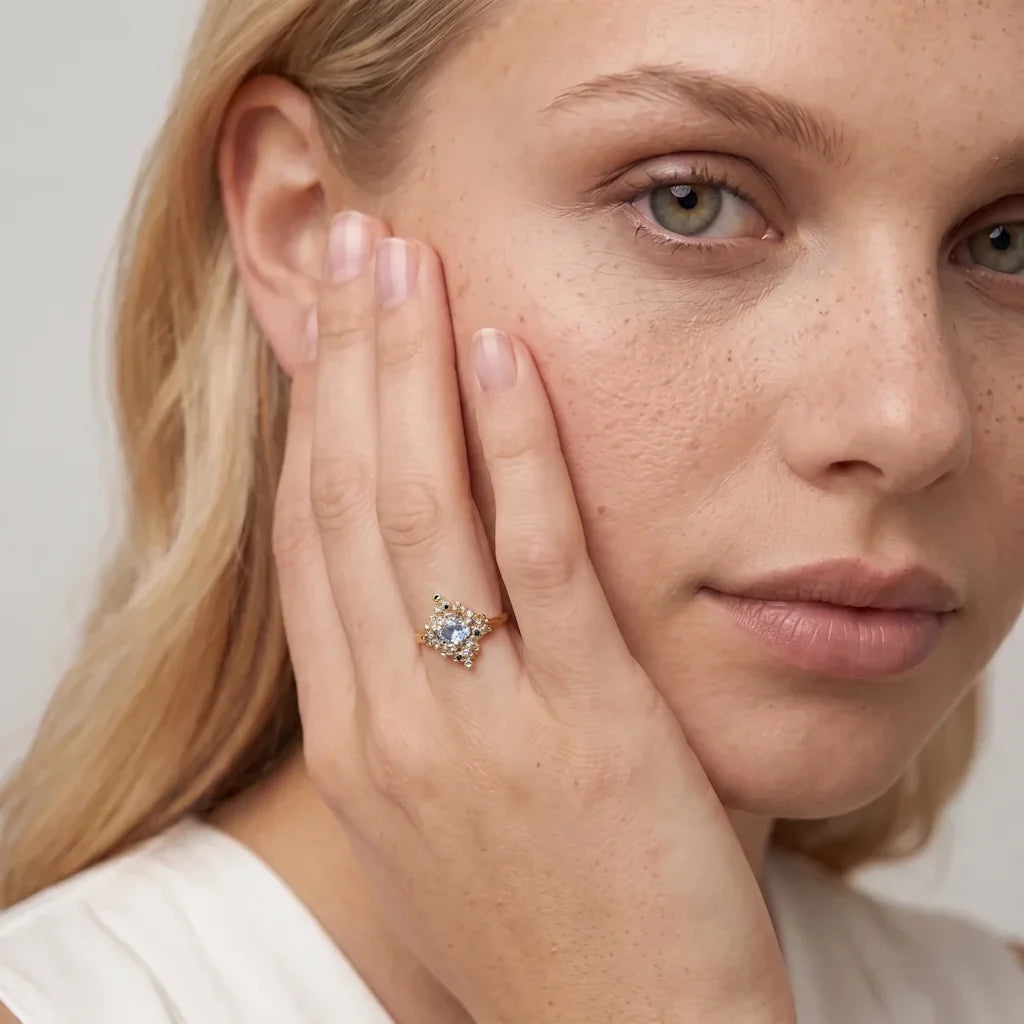 ASTRAL REEF – Opulenter silberner Ring im asymmetrischen Korallen Design mit 22k Vergoldung getragen an der Hand von René Rose Jewelry