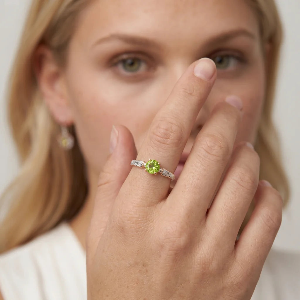 LIVIA BOTANICA – Eleganter silberner Solitär Ring im zarten Knospen Design mit Vergoldung getragen an der Hand von René Rose Jewelry