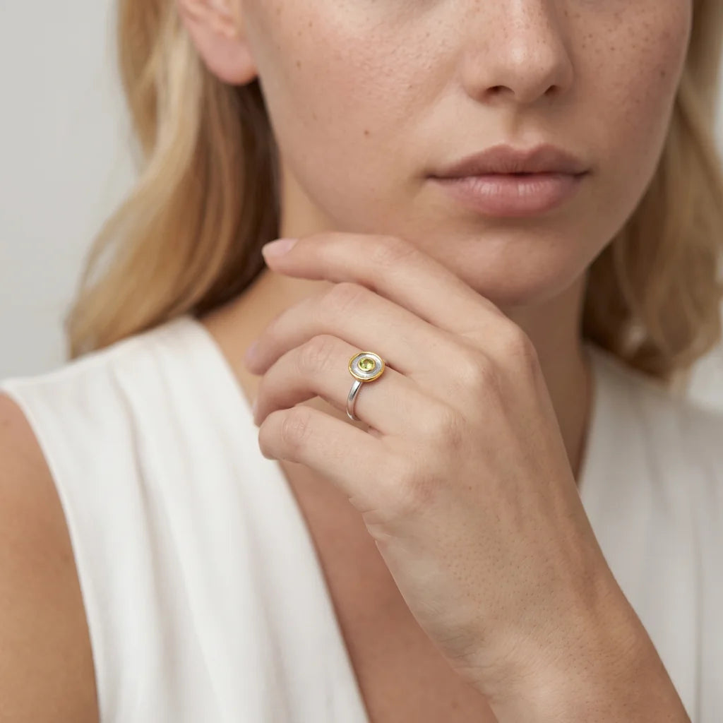 LIVIA SCHILD – Eleganter silberner Statement Ring im minimalistischen Schild Design mit Vergoldung getragen an der Hand von René Rose Jewelry