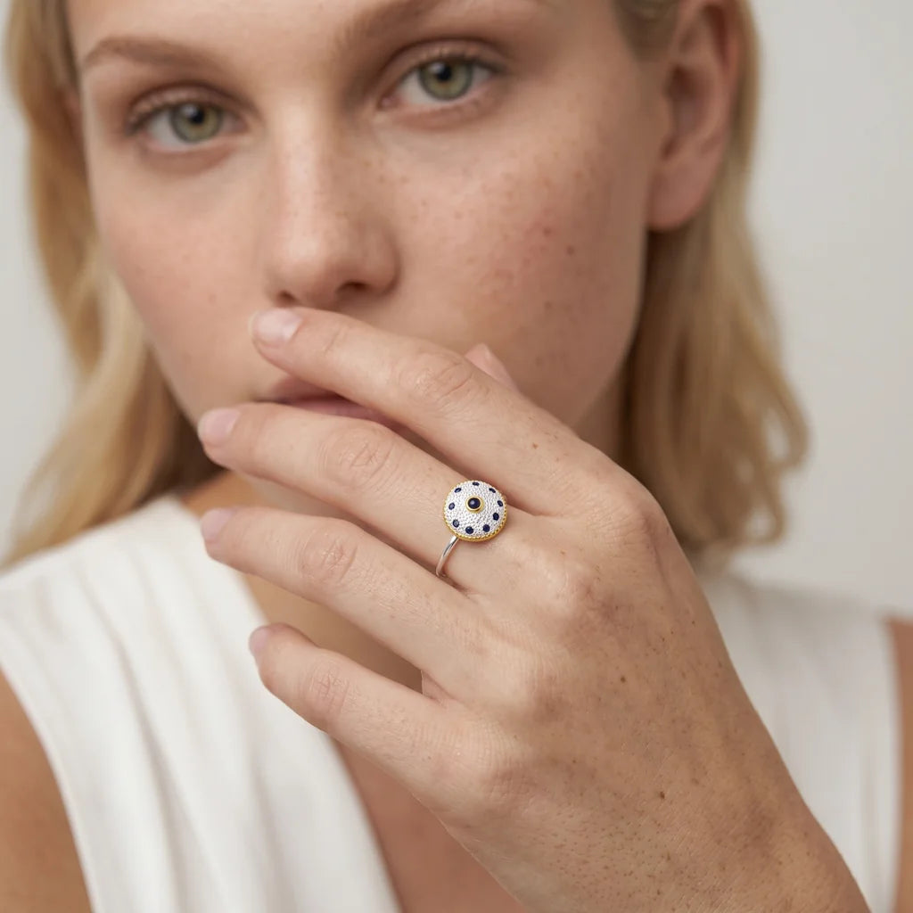 CERIDWEN AMULET – Eleganter silberner Bicolor Ring im kosmischen Amulett Design mit blauem Stein getragen an der Hand von René Rose Jewelry