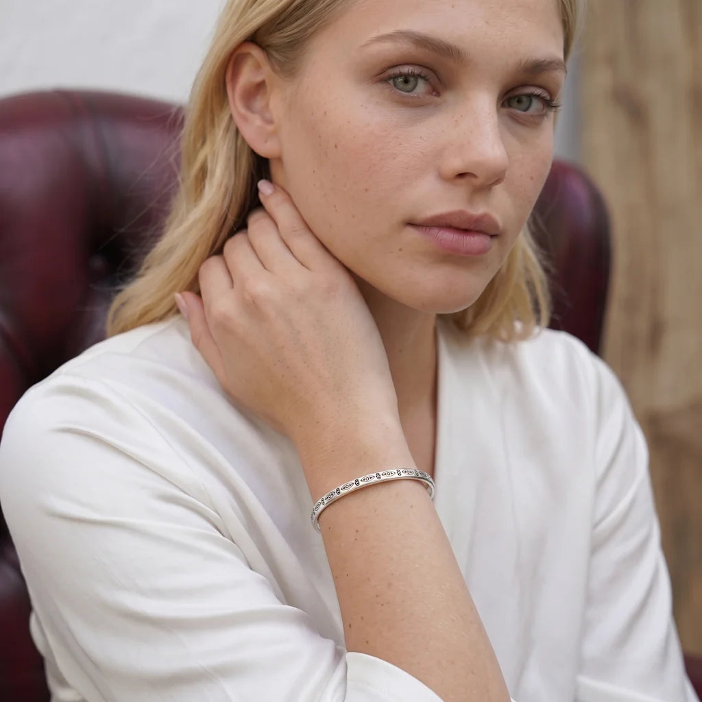 CERIDWEN EYE – Opulentes silbernes Cuff Armband im Evil Eye Design getragen am Handgelenk von René Rose Jewelry