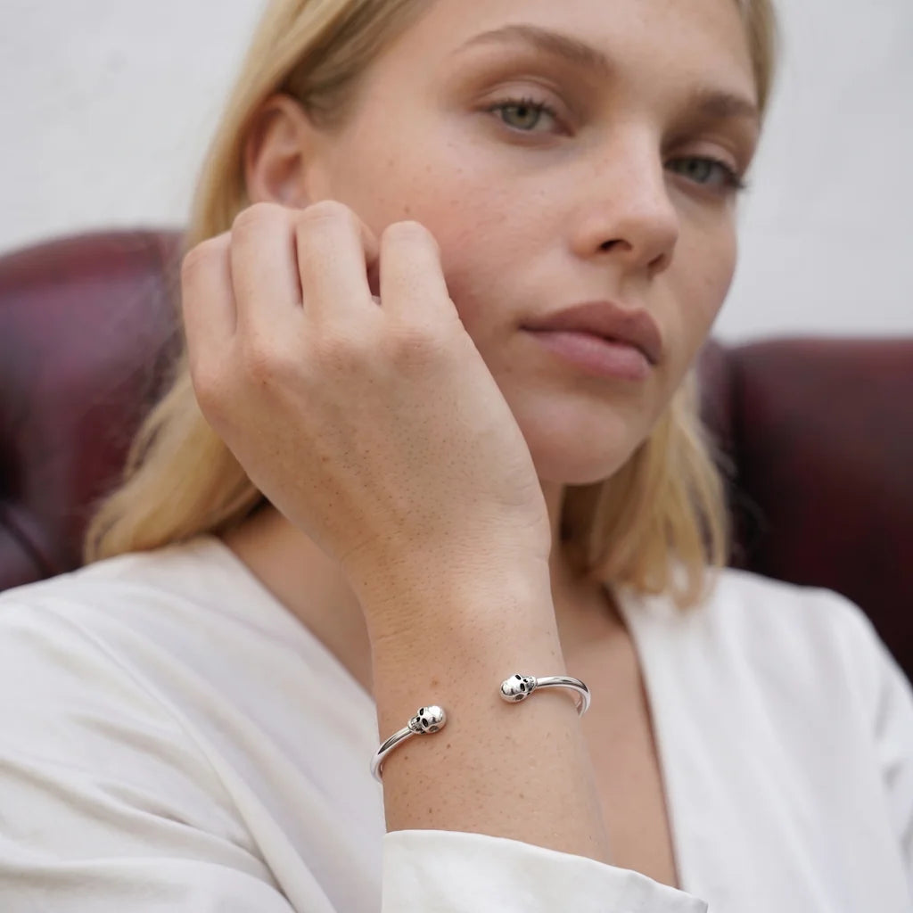 VISKA SKULL – Opulentes silbernes Cuff Armband im Memento Mori Design getragen am Handgelenk von René Rose Jewelry