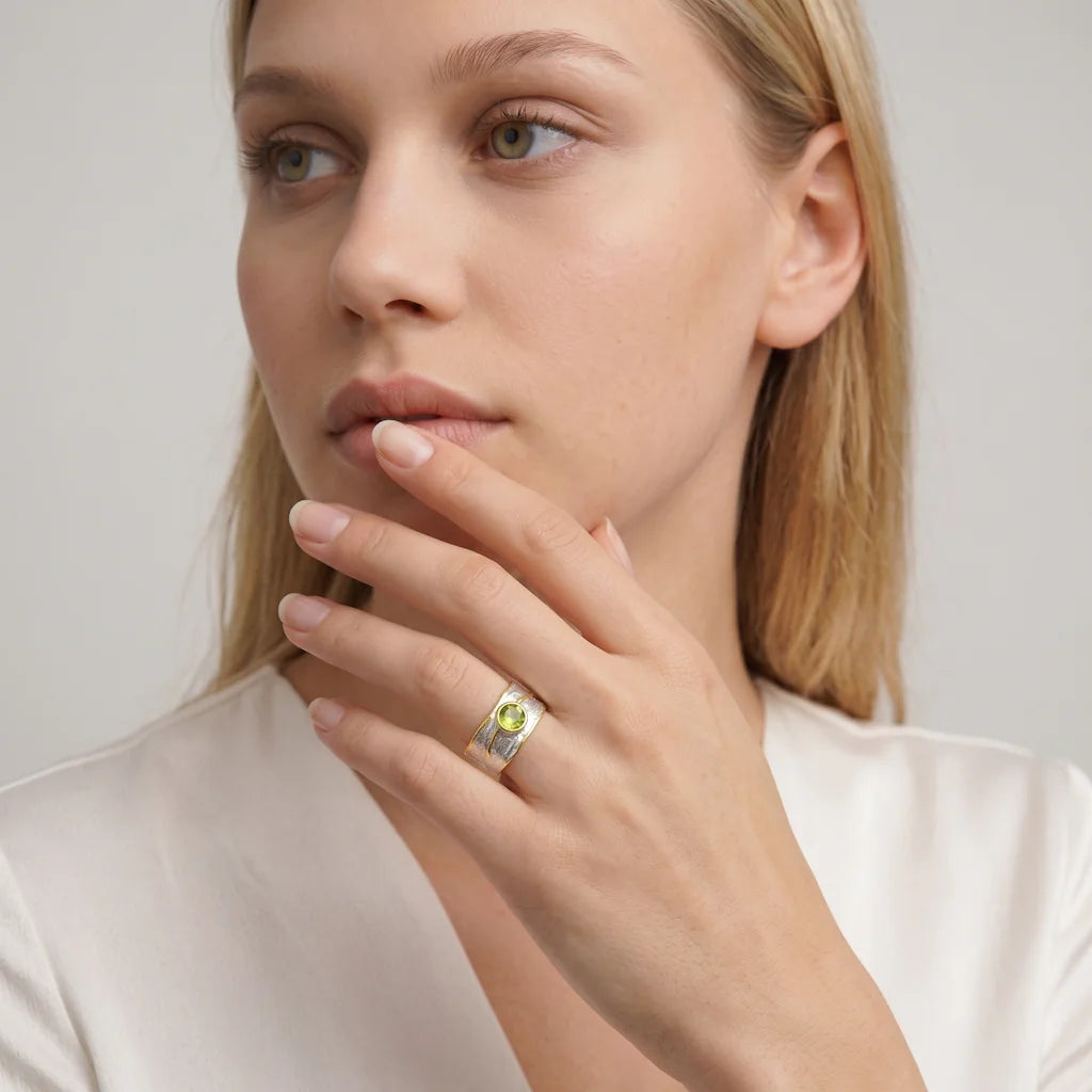 ARTEMIS – Opulenter silberner Ring im organischen Baumrinden Design mit Vergoldung getragen an der Hand von René Rose Jewelry