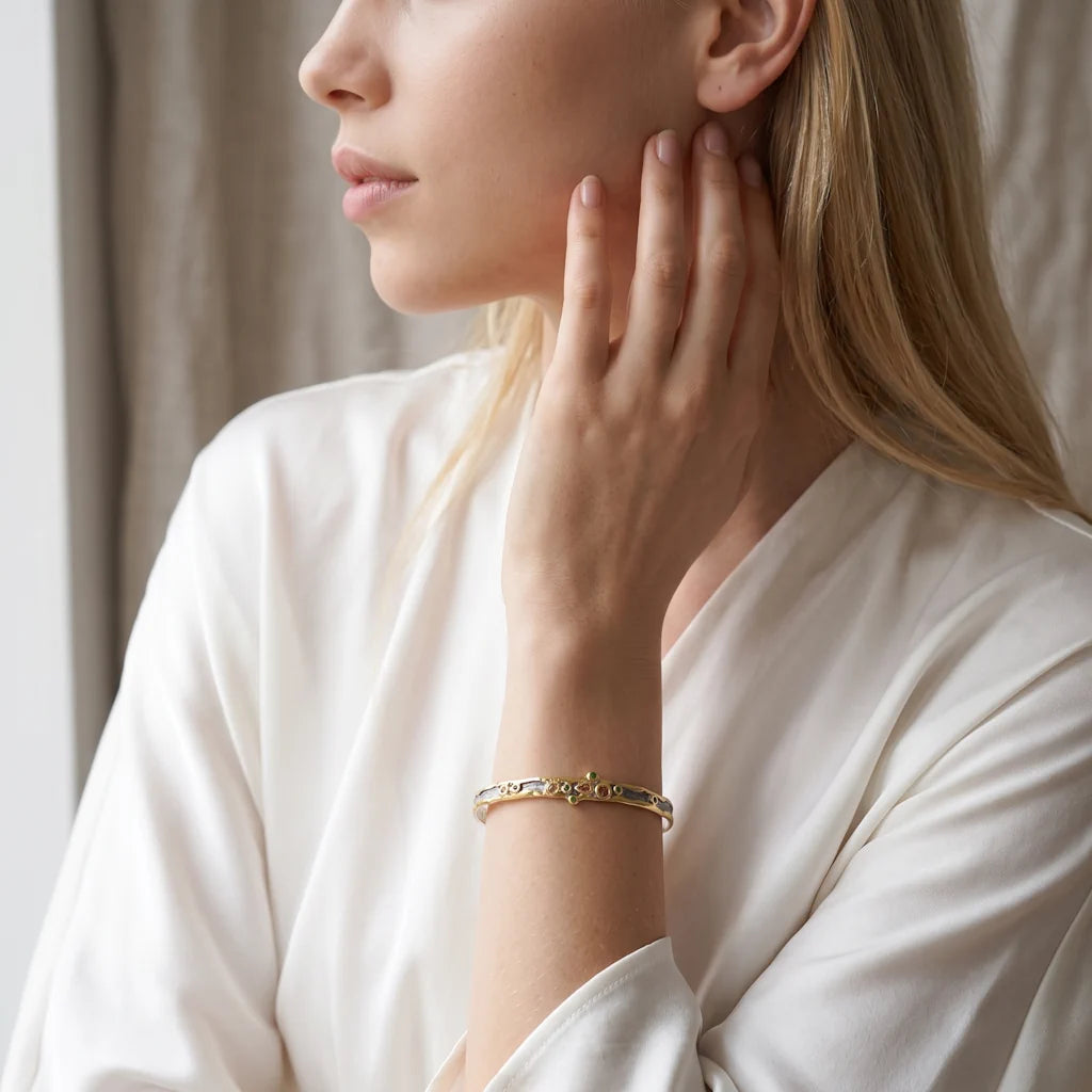 ARTEMIS CUFF – Opulentes silbernes Cuff Armband im organischen Rinden Design mit schwerer Vergoldung getragen am Handgelenk von René Rose Jewelry