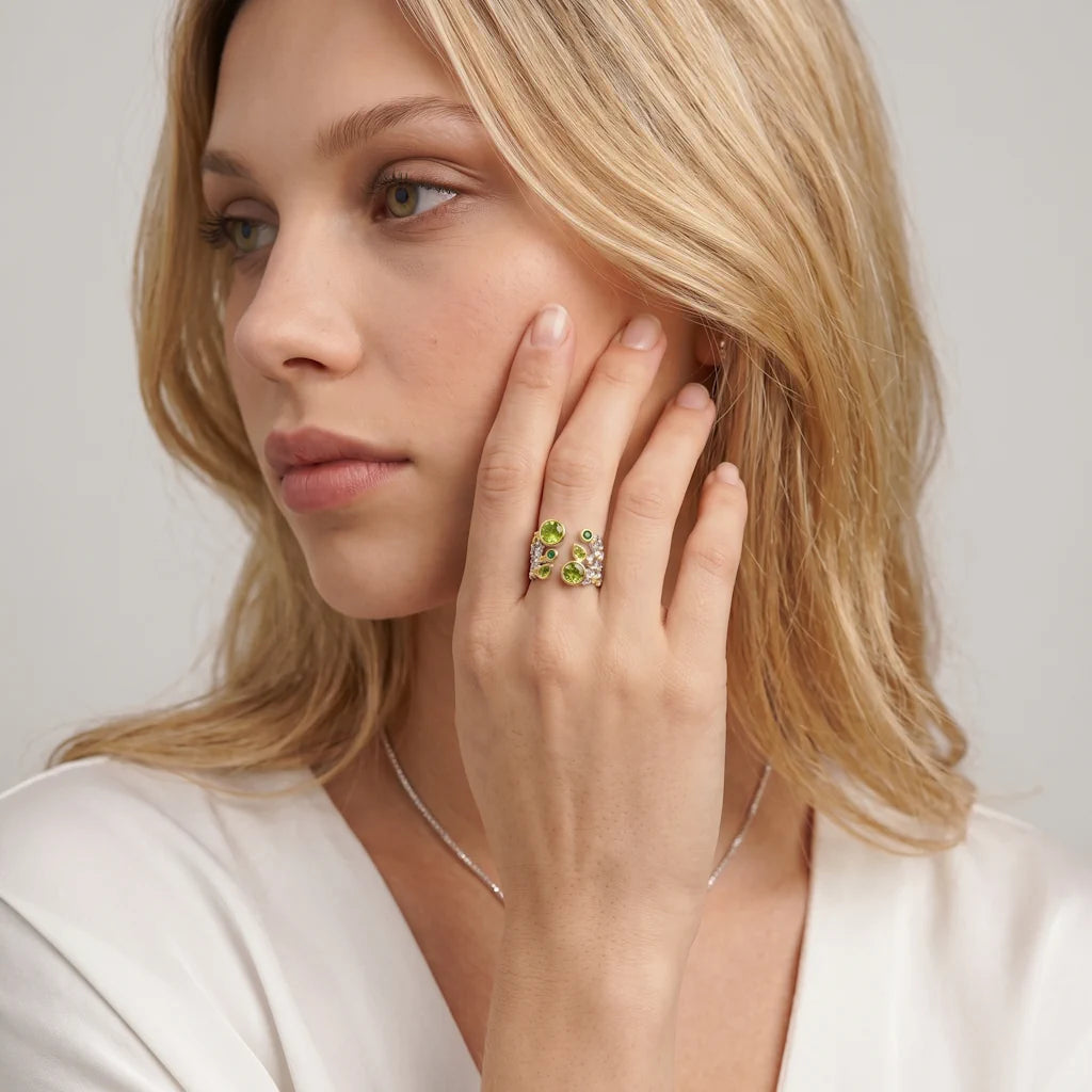 ARTEMIS – Opulenter Bicolor Ring im organischen Naturgestein Design mit grünen Steinen getragen an der Hand von René Rose Jewelry