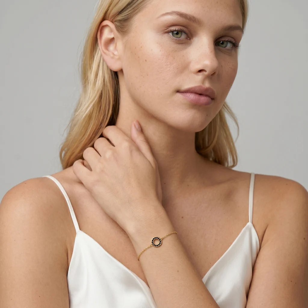 KARMA NOIR – Goldenes Gliederarmband mit Kreis Motiv getragen am Handgelenk von René Rose Jewelry