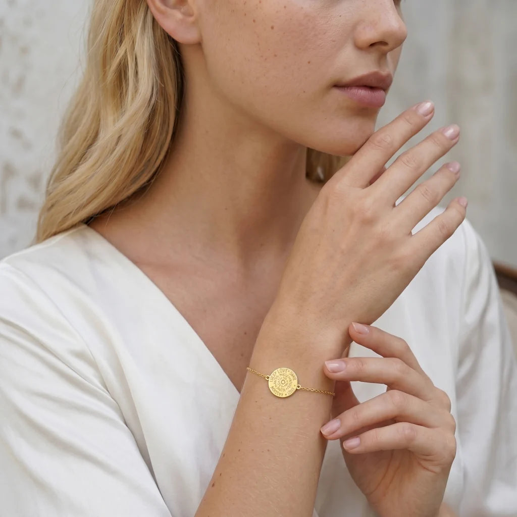 LYRA TALISMAN – Elegantes goldenes Coin Armband mit Amulett Motiv getragen am Handgelenk von René Rose Jewelry