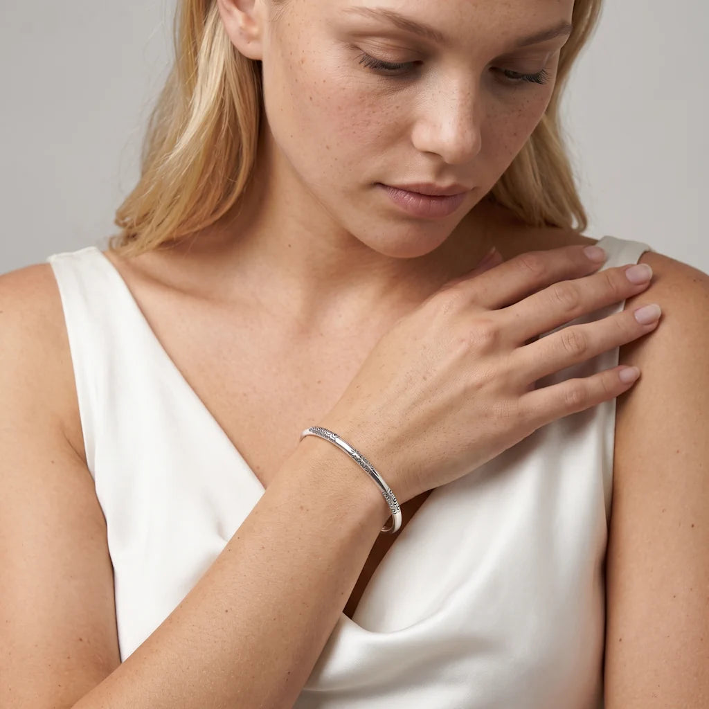 FIONA ETHNO – Opulentes silbernes Cuff Armband im geometrischen Nomad Design getragen am Handgelenk von René Rose Jewelry