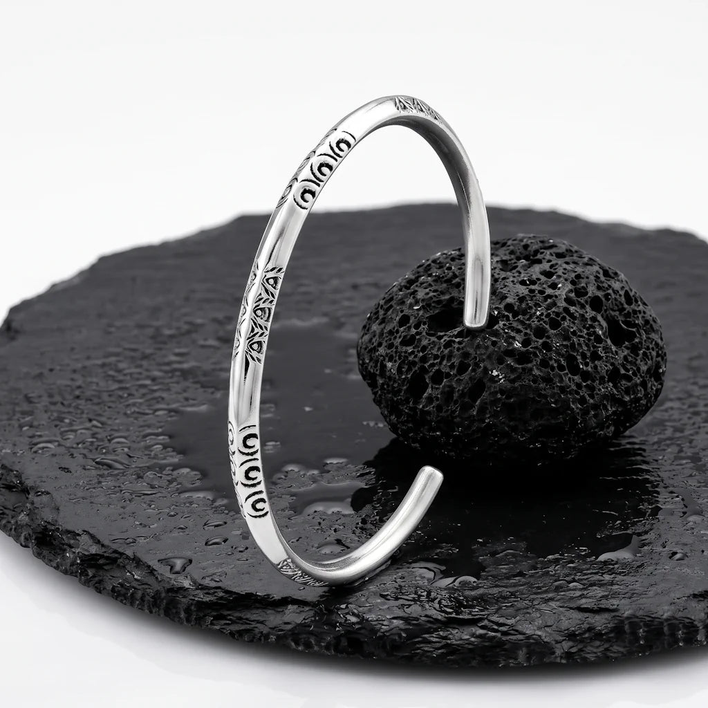 FIONA ETHNO – Breiter Ethno Manschetten Armreif aus massivem 925 Sterling Silber präsentiert auf schwarzem Lavastein von René Rose Jewelry