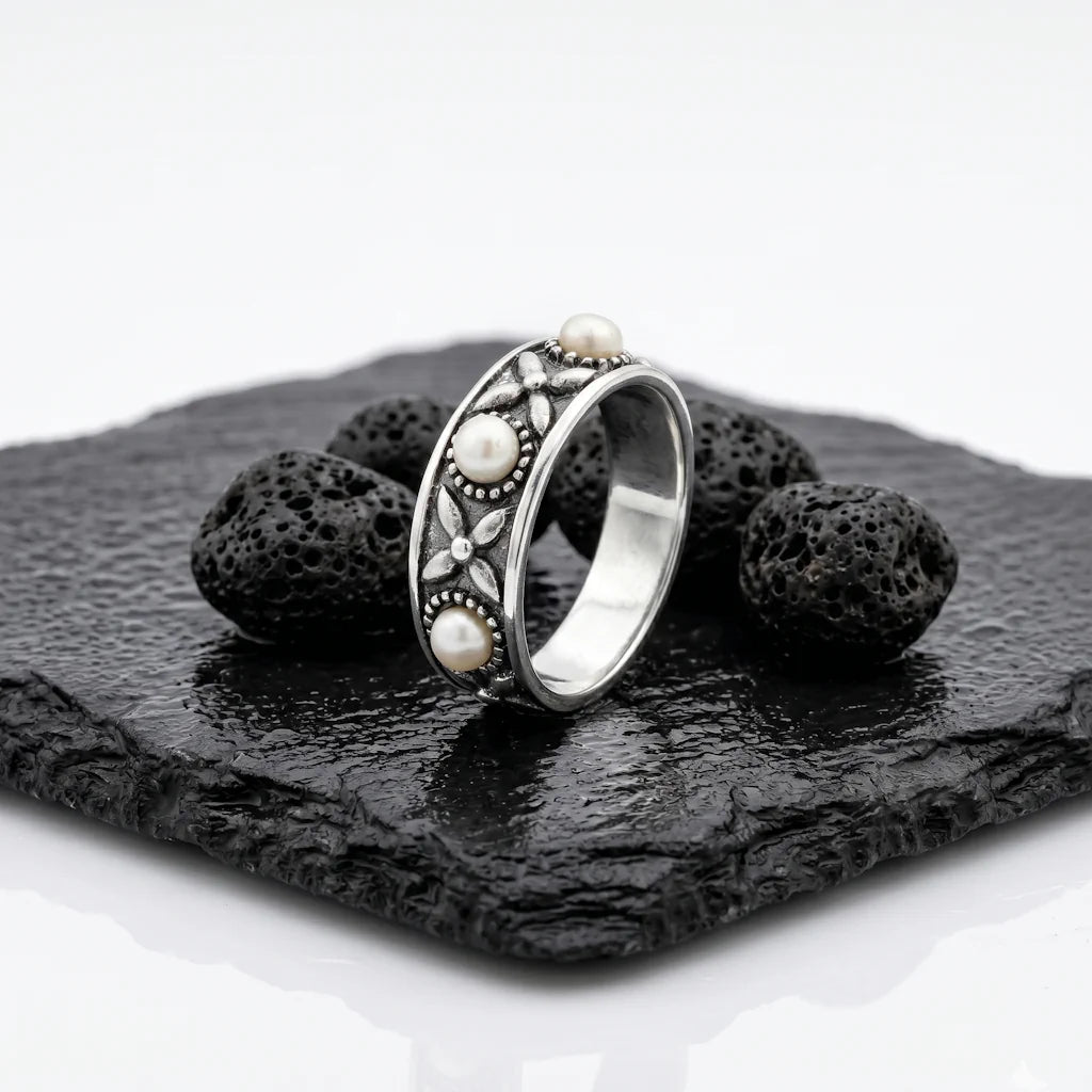 BAANO PERLA – Eleganter Perlenring aus 925 Sterling Silber präsentiert auf schwarzem Lavastein von René Rose Jewelry