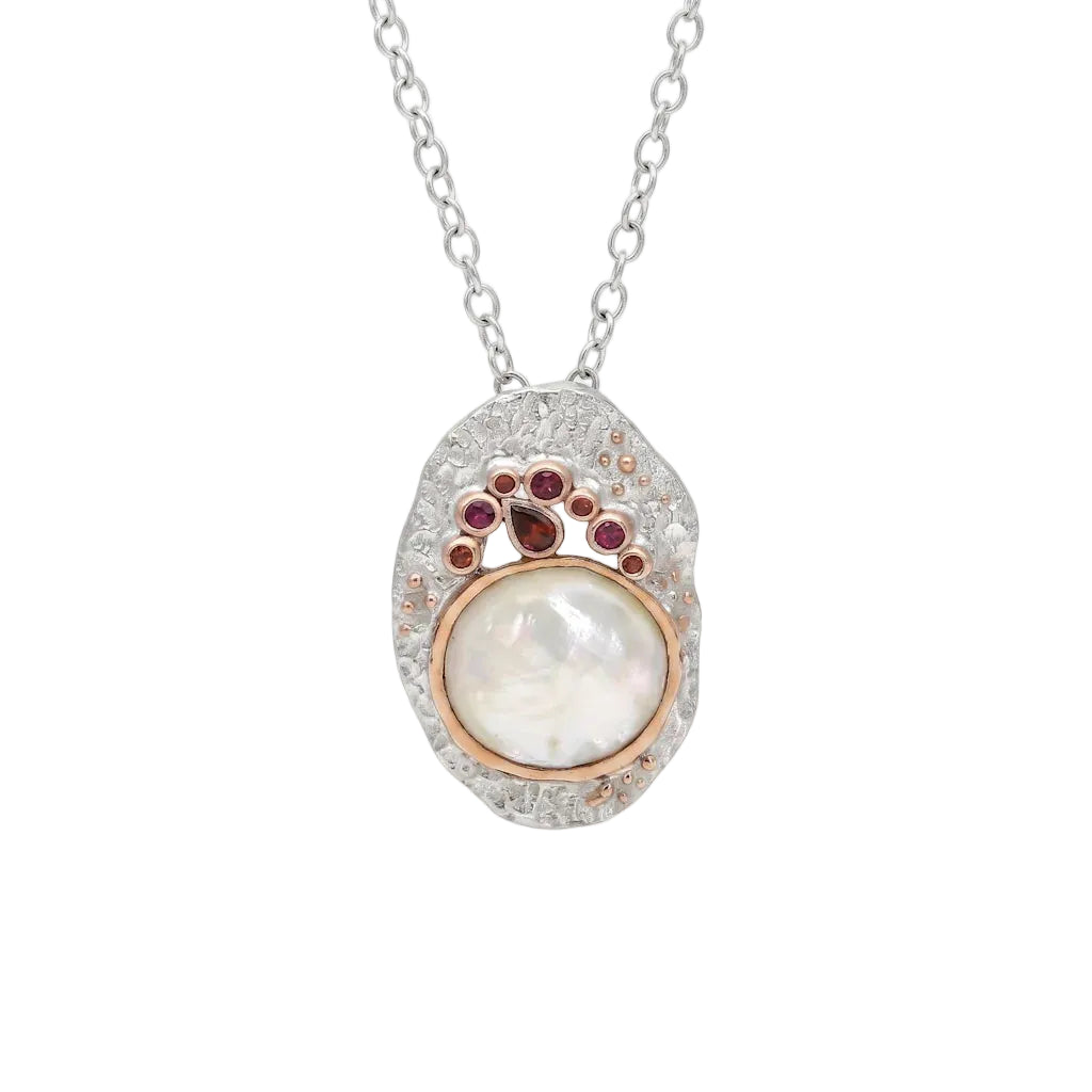 REGINA AMULET – Exklusives Medaillon Collier mit rotem Granat und Perlmutt aus 925 Sterling Silber von René Rose Jewelry