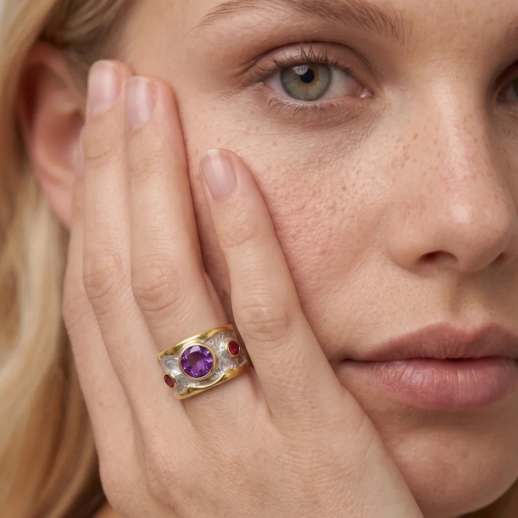 OANA IMPERIAL – Opulenter silberner Ring im organischen Borken Design mit 22k Vergoldung getragen an der Hand von René Rose Jewelry