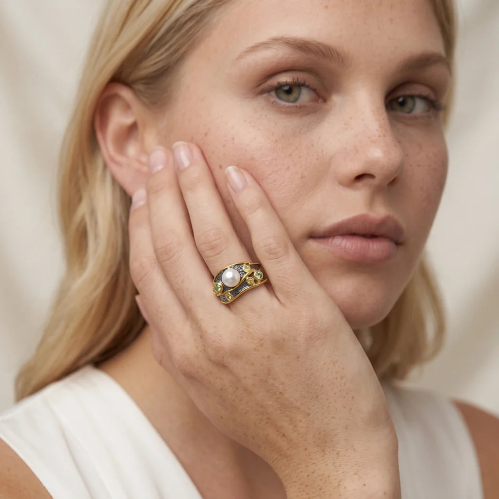 LIVIA BOUQUET – Opulenter silberner Ring im organischen Ast Design mit schwerer Vergoldung getragen an der Hand von René Rose Jewelry