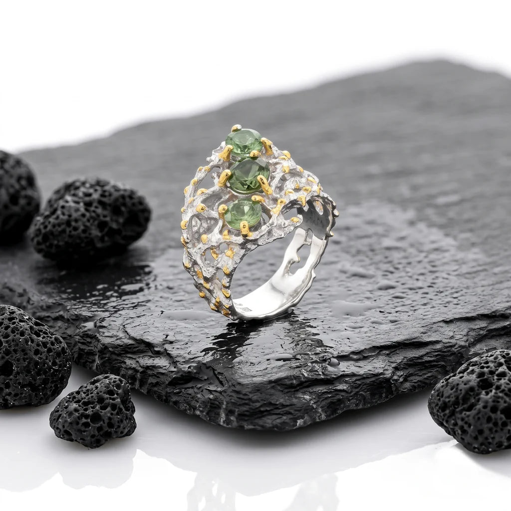 LIVIA TOURMALINE – Breiter Bicolor Statement Ring mit echten grünen Turmalin Edelsteinen aus 925 Sterling Silber präsentiert auf schwarzem Lavastein von René Rose Jewelry