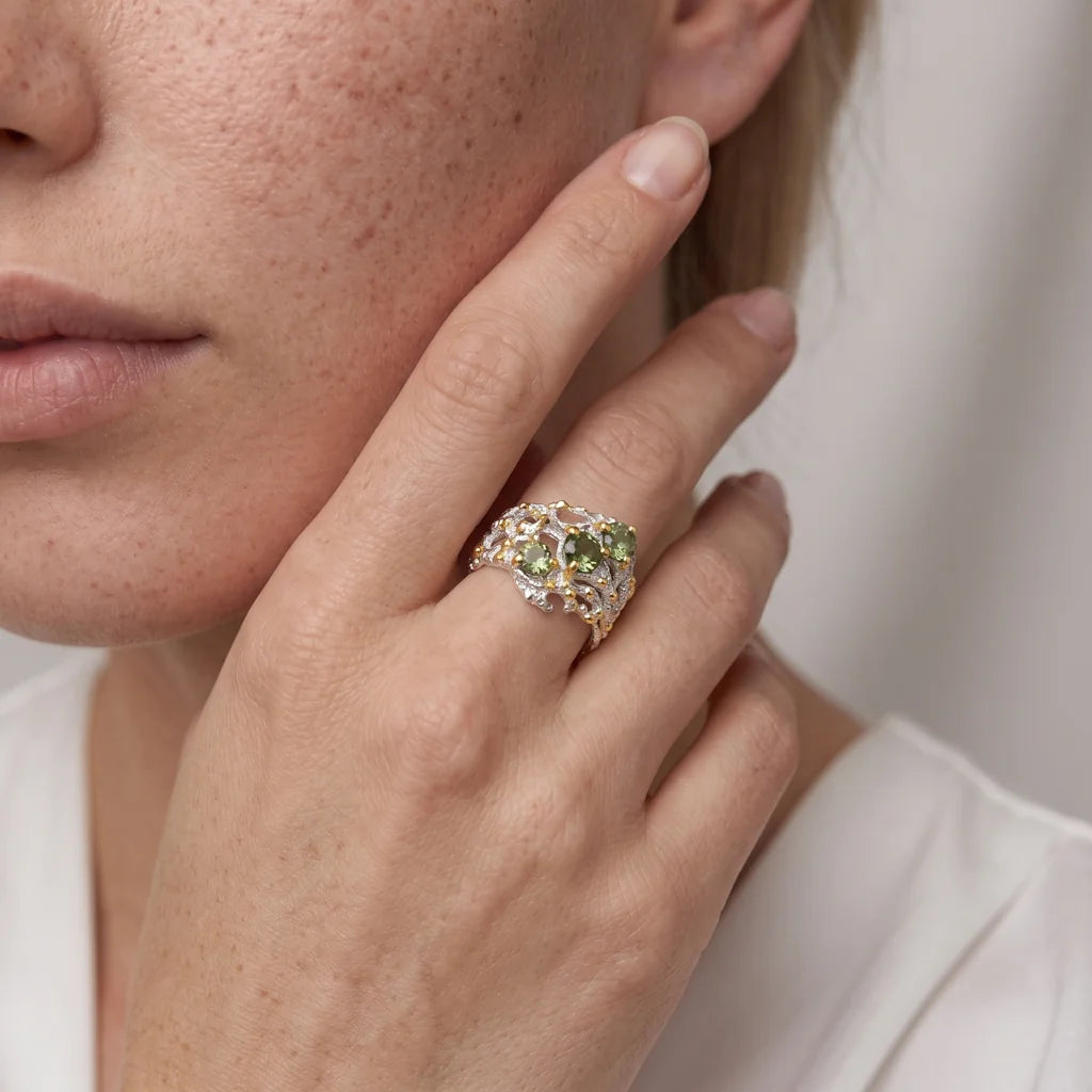 LIVIA TOURMALINE – Opulenter silberner Ring im organischen Knospen Design mit schwerer Vergoldung getragen an der Hand von René Rose Jewelry