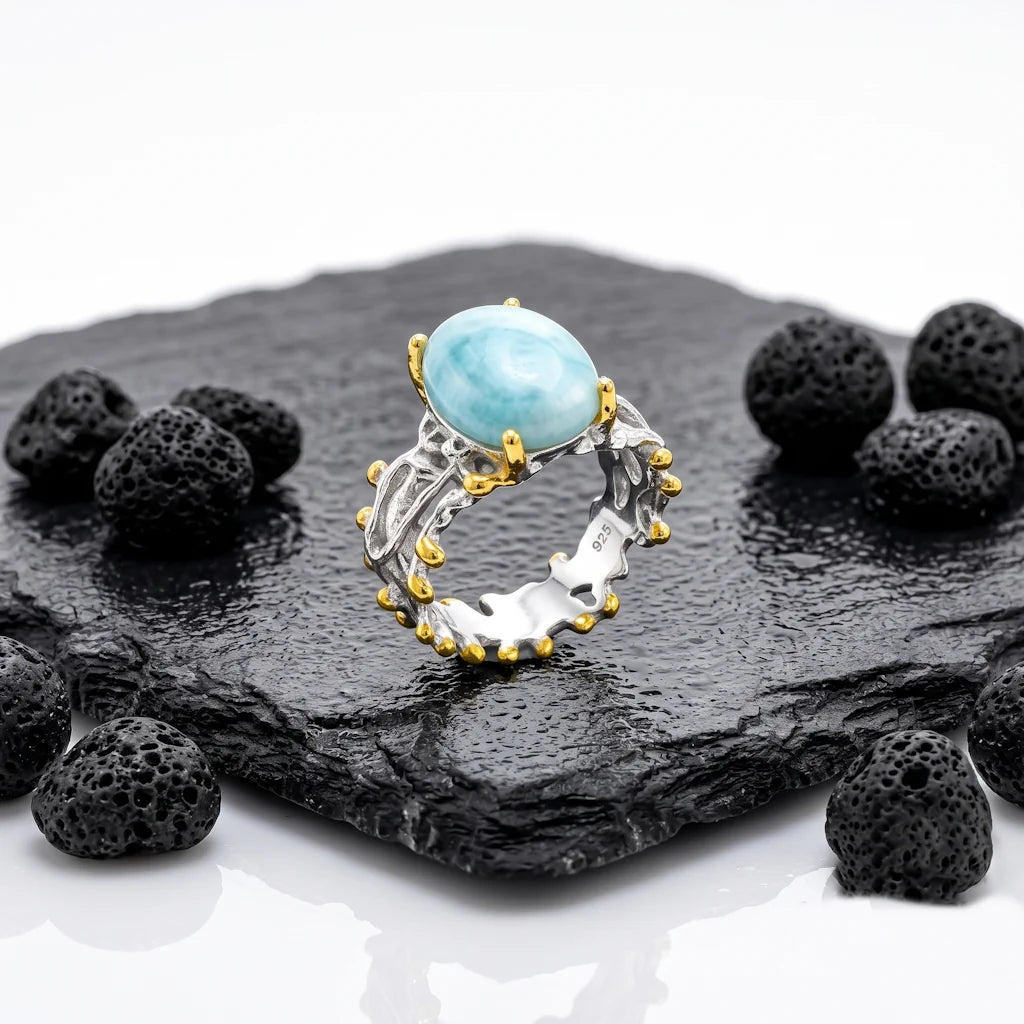 REEF LARIMAR – Breiter Bicolor Statement Ring mit blauem Larimar Edelstein aus 925 Sterling Silber präsentiert auf schwarzem Lavastein von René Rose Jewelry