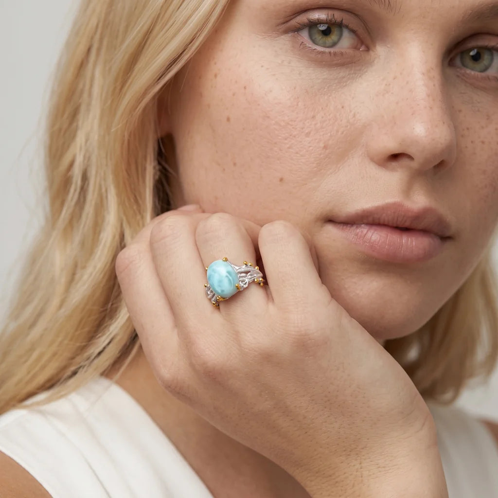 REEF LARIMAR – Opulenter silberner Ring im maritimen Korallen Design mit schwerer Vergoldung getragen an der Hand von René Rose Jewelry